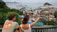 Labuan Bajo dapat diakses melalui jalur darat, laut, dan juga udara. Keindahan Pulau Komodo dengan kekayaan budaya lokal dan pulau-pulau eksotis di sekitarnya membuat Labuan Bajo wajib dikunjungi, paling tidak sekali seumur hidup. Willy Kurniawan/Pool/AFP/Getty Images