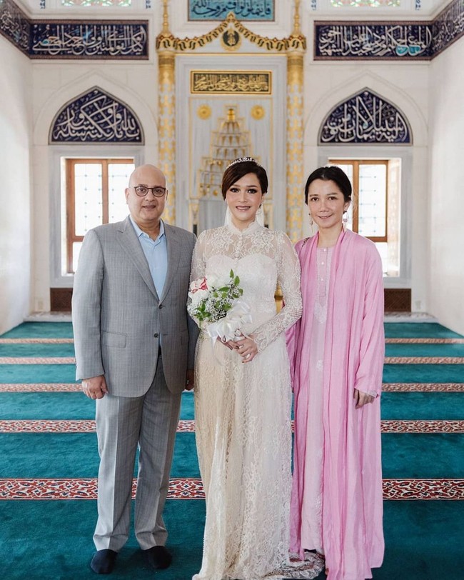 Ketika memutuskan untuk menikah dengan Irwan Mussry, Maia Estianty juga memilih gaun yang tertutup. Meski gaun putih lengan panjang yang dipenuhi brokat itu tampak tertutup namun tetap terlihat cantik dan elegan saat dikenakan oleh Maia. Berkerah tinggi, bagian dada dan tangannya terlihat sedikit transparan. Foto: Instagram/@maiaestiantyreal