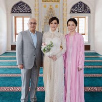 Ketika memutuskan untuk menikah dengan Irwan Mussry, Maia Estianty juga memilih gaun yang tertutup. Meski gaun putih lengan panjang yang dipenuhi brokat itu tampak tertutup namun tetap terlihat cantik dan elegan saat dikenakan oleh Maia. Berkerah tinggi, bagian dada dan tangannya terlihat sedikit transparan. Foto: Instagram/@maiaestiantyreal