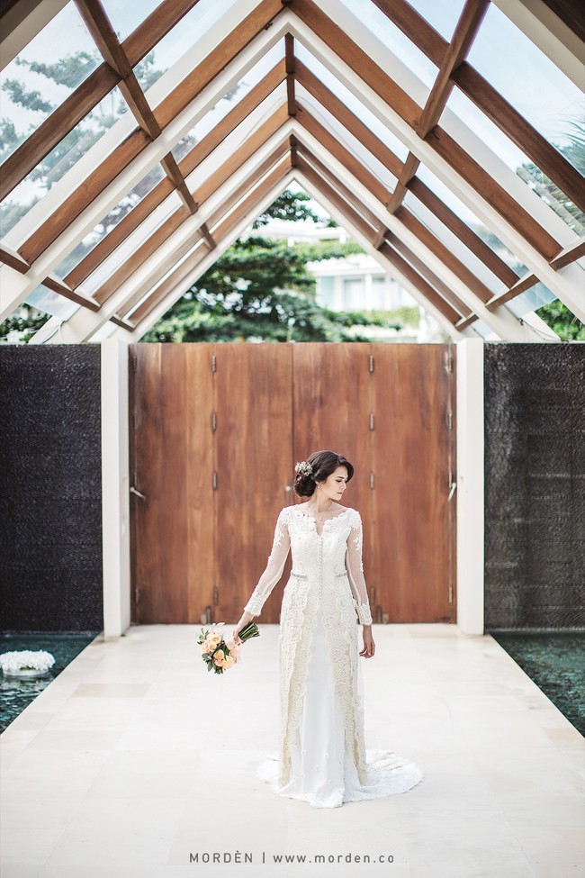 Istri Ringgo Agus Rahman, Sabai Morschek tampil tak kalah menawan di hari pernikahannya dengan mengenakan gaun putih tertutup. Gaun yang memiliki sedikit ekor pada bagian belakangnya itu tampak begitu pas dan cantik saat dikenakan oleh Sabai. Ditambah dengan tatanan rambutnya yang simpel, gaya Sabai di hari pernikahannya tampak anggun dan elegan. Foto: Instagram/@sabaidieter