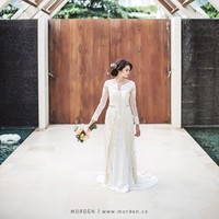 Istri Ringgo Agus Rahman, Sabai Morschek tampil tak kalah menawan di hari pernikahannya dengan mengenakan gaun putih tertutup. Gaun yang memiliki sedikit ekor pada bagian belakangnya itu tampak begitu pas dan cantik saat dikenakan oleh Sabai. Ditambah dengan tatanan rambutnya yang simpel, gaya Sabai di hari pernikahannya tampak anggun dan elegan. Foto: Instagram/@sabaidieter