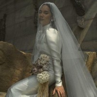 Super simpel, gaun pengantin tertutup yang dikenakan Tara Basro saat menikah dengan Daniel Adnan juga tak kalah mencuri atensi. Gaun putih panjang dengan kerah tinggi itu tampak polos tanpa adanya brokat ataupun bordiran. Gaun tersebut kemudian dipadukan Tara Basro dengan veil panjang dan aksesori perhiasan mutiara. Foto: Instagram/@tarabasro