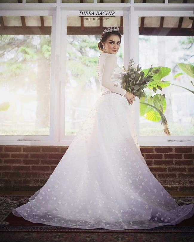 Di hari pernikahannya Irish Bella memilih mengenakan baju pengantin panjang semi ball gown. Tetap simpel dan elegan, penampilan Irish Bella semakin cantik ditambah pulasan makeup yang sesuai. Saat pernikahan Irish masih belum mengenakan hijab seperti saat ini. Foto: Instagram/@dierabachir