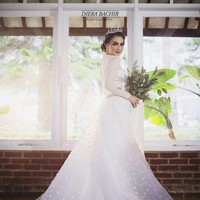 Di hari pernikahannya Irish Bella memilih mengenakan baju pengantin panjang semi ball gown. Tetap simpel dan elegan, penampilan Irish Bella semakin cantik ditambah pulasan makeup yang sesuai. Saat pernikahan Irish masih belum mengenakan hijab seperti saat ini. Foto: Instagram/@dierabachir