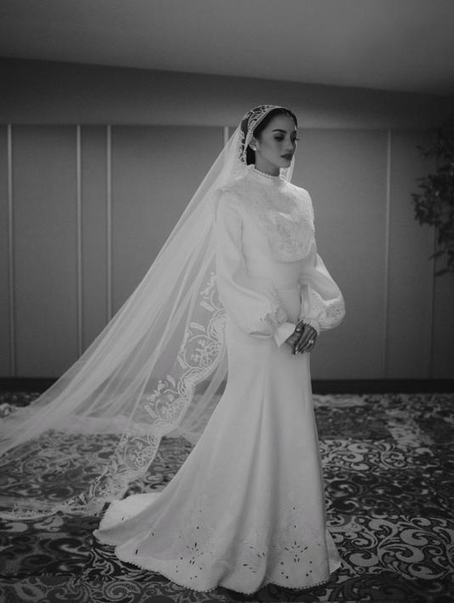 Saat menikah dengan Ibnu Jamil, Ririn Ekawati memilih gaun putih panjang yang simpel dan sederhana. Gaun model mermaid itu memiliki lengan panjang. Bagian bawah lengannya model balon. Ditambah dengan veil panjang, penampilan Ririn tampak begitu cantik dan menawan. Foto: Instagram/@hiantjen