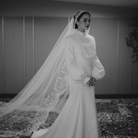 Saat menikah dengan Ibnu Jamil, Ririn Ekawati memilih gaun putih panjang yang simpel dan sederhana. Gaun model mermaid itu memiliki lengan panjang. Bagian bawah lengannya model balon. Ditambah dengan veil panjang, penampilan Ririn tampak begitu cantik dan menawan. Foto: Instagram/@hiantjen