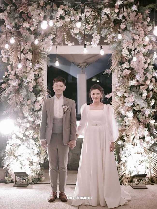 Selanjutnya ada Audi Marissa yang tampil tak kalah anggun dalam balutan gaun pengantin simpel. Bagian lengannya terdapat detail puff sleeve. Gaun pengantin yang dikenakan Audi Marissa itu merupakan rancangan Renzi Lazuardi. Foto: Instagram/@audimarissa