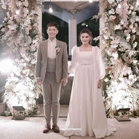 Selanjutnya ada Audi Marissa yang tampil tak kalah anggun dalam balutan gaun pengantin simpel. Bagian lengannya terdapat detail puff sleeve. Gaun pengantin yang dikenakan Audi Marissa itu merupakan rancangan Renzi Lazuardi. Foto: Instagram/@audimarissa