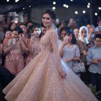 Tak selalu putih, Syahnaz Sadiqah memilih mengenakan gaun pengantin ball gown berwarna salem di hari pernikahannya. Gaun cantik tersebut berhasil menyulap Syahnaz hingga terlihat bak princess di hari bahagianya. Rambutnya juga tampak simpel dengan hanya dikonde ke belakang. Foto: Instagram/@syahnazs