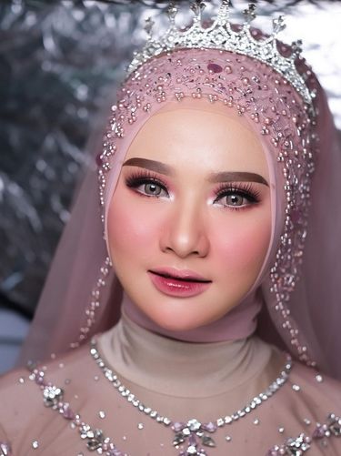 Inspirasi model hijab pengantin kekinian dan tampil elegan bisa kamu tiru. Inspirasi model hijab pengantin kekinian dan tampil elegan bisa kamu tiru.
