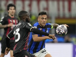 Milan berusaha memberikan tekanan kepada Inter. Namun tak kunjung bisa mendapatkan gol sepanjang laga ini. Sampai pertandingan tuntas, skor 2-0 bertahan untuk kemenangan Inter. AP/Antonio Calanni  