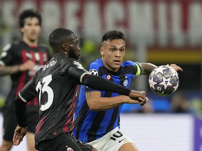 Inter Milan's Lautaro Martinez, right, fights for the ball with AC Milan's Fikayo Tomori during the Champions League semifinal first leg soccer match between AC Milan and Inter Milan at the San Siro stadium in Milan, Italy, Wednesday, May 10, 2023. (AP Photo/Antonio Calanni)