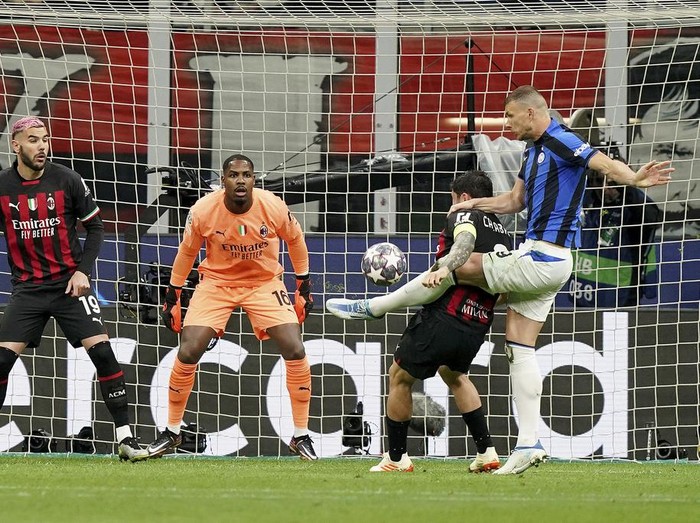 Inter Milan's Edin Dzeko, right, scores his side's opening goal during the Champions League semifinal first leg soccer match between AC Milan and Inter Milan at the San Siro stadium in Milan, Italy, Wednesday, May 10, 2023. (Spada/LaPresse via AP)