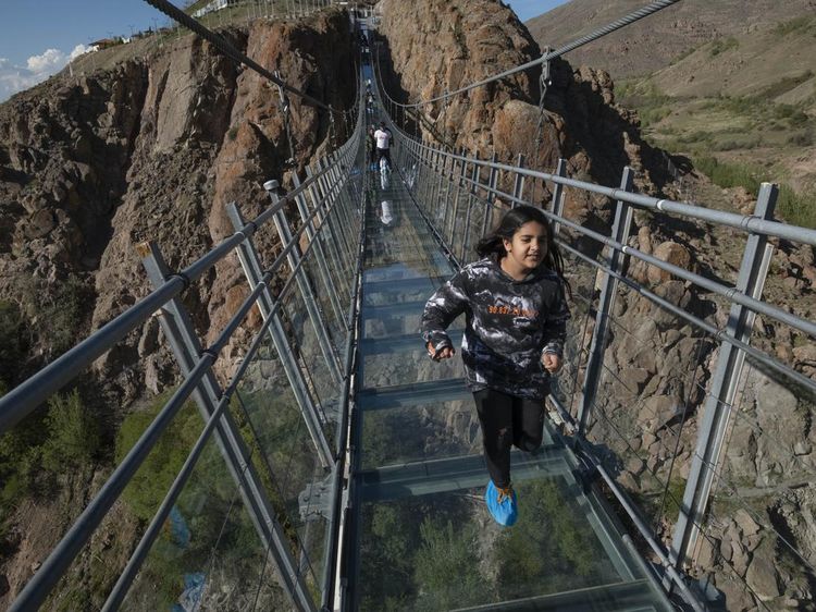 Iran Punya Jembatan Gantung Kaca Tertinggi di Timur Tengah, Berani Lewat?