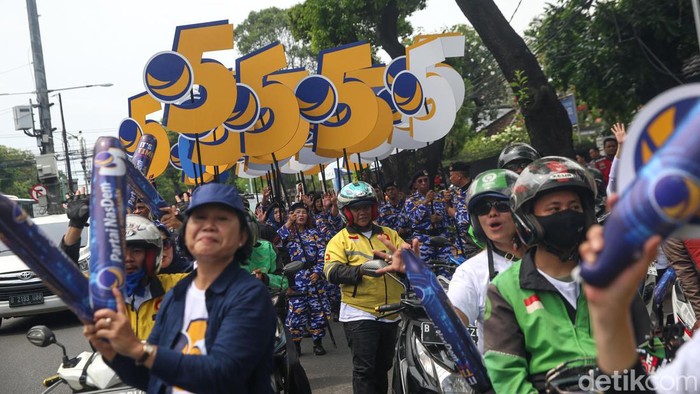 Iring-iringan Ojol dan Marching Band Antar NasDem Daftar Bacaleg ke KPU Ketua Badan Pemenangan Pemilu Partai NasDem Prananda Surya Paloh dan rombongan mendatangi gedung KPU RI, Jakarta, Kamis (11/5/2023). Partai NasDem mendatangi kantor KPU RI hari ini untuk mendaftarkan bakal calon legislatif (bacaleg) Pemilu 2024.