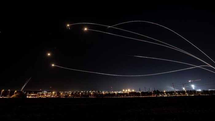 Israel dan Milisi Palestina Saling Serang di Gaza ISRAEL - MAY 10: Israel's air defense system Iron Dome intercepts rockets which are launched from Gaza Strip to Israel, on May 10, 2023. (Photo by Mostafa Alkharouf/Anadolu Agency via Getty Images)