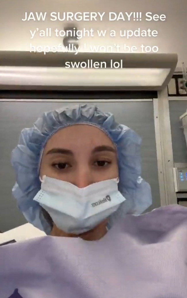 Wanita 22 tahun itu pun mendapatkan perlakuan tidak menyenangkan karena penampilan rahangnya. Izzy mengaku orang-orang sering menyamakannya dengan tupai dan mengatakan ia tidak punya dagu. Bahkan dokter menyebut ia terlihat seperti orang yang pulang dari perang. Foto: Dok. TikTok