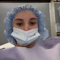 Wanita 22 tahun itu pun mendapatkan perlakuan tidak menyenangkan karena penampilan rahangnya. Izzy mengaku orang-orang sering menyamakannya dengan tupai dan mengatakan ia tidak punya dagu. Bahkan dokter menyebut ia terlihat seperti orang yang pulang dari perang. Foto: Dok. TikTok