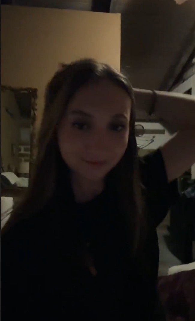 Begini hasilnya setelah operasi. Ia mulai menjalani operasi awal tahun ini untuk mengganti rahang aslinya dengan rahang buatan. Dalam prosedur yang berlangsung 12 jam operasi, Izzy juga disuntikkan lemak dari perutnya untuk mengisi bagian tersebut.Mereka memotong rahangku menjadi empat bagian, mengambil rahang dan tulang asliku, memasangkan sambungan prostetik yang dibuat khusus untuk wajahku, ujarnya.Foto: Dok. TikTok