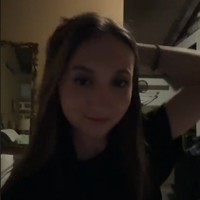 Begini hasilnya setelah operasi. Ia mulai menjalani operasi awal tahun ini untuk mengganti rahang aslinya dengan rahang buatan. Dalam prosedur yang berlangsung 12 jam operasi, Izzy juga disuntikkan lemak dari perutnya untuk mengisi bagian tersebut.Mereka memotong rahangku menjadi empat bagian, mengambil rahang dan tulang asliku, memasangkan sambungan prostetik yang dibuat khusus untuk wajahku, ujarnya.Foto: Dok. TikTok