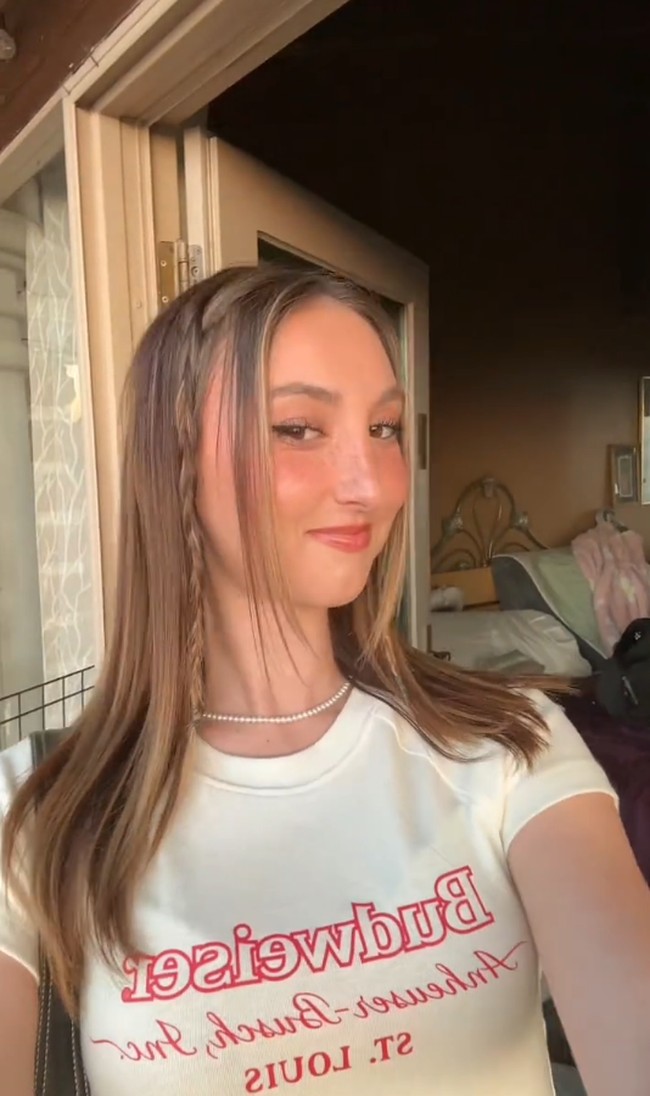 Setelah operasinya selesai, awalnya Izzy takut untuk melihat diri sendiri. Ia bahkan meminta ayahnya untuk menutupi cermin di rumah sakit. Setelah sempat menangis karena merasa itu bukan wajahnya kini Izzy megnaku sangat puas dengan perubahannya.Foto: Dok. TikTok