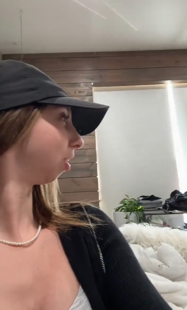 Izzy Sehon asal AS lahir dengan bagian rahang yang berbeda. Selain mempengaruhi cara bicara dan menyebabkan rasa sakit, bentuk wajahnya itu juga membuat Izzy tersiksa karena diejek teman-teman. Foto: Dok. TikTok