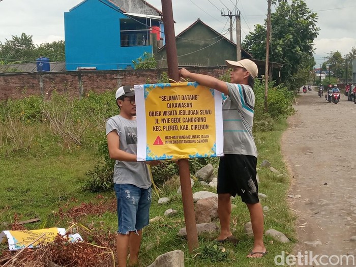 Jalan rusak di Cirebon.