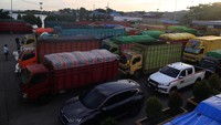 Ambruknya jembatan penghubung kendaraan di pelabuhan tersebut akibat ditabrak KMP Mutiara Pertiwi 1 menyebabkan terhambatnya distribusi logistik antarpulau. 
