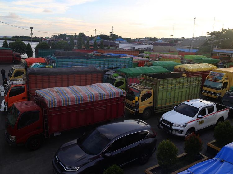 Jembatan Pelabuhan di Ternate Ambruk, Truk Logistik Menumpuk