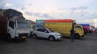 Sejumlah truk yang akan menyeberang ke Sofifi antre di Pelabuhan Ferry Bastiong, Kota Ternate, Maluku Utara, Rabu (10/5/2023).  