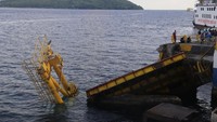 Sejumlah warga melihat kondisi jembatan penghubung kendaraan yang ambruk setelah ditabrak kapal penumpang di Dermaga 1 Pelabuhan Ferry Bastiong, Kota Ternate, Maluku Utara, Rabu (10/5/2023). Jembatan yang ambruk sekitar pukul 16.00 WIT tersebut akibat KMP Mutiara Pertiwi 1 tidak mengurangi kecepatan saat akan bersandar sehingga menabrak dermaga tersebut. 