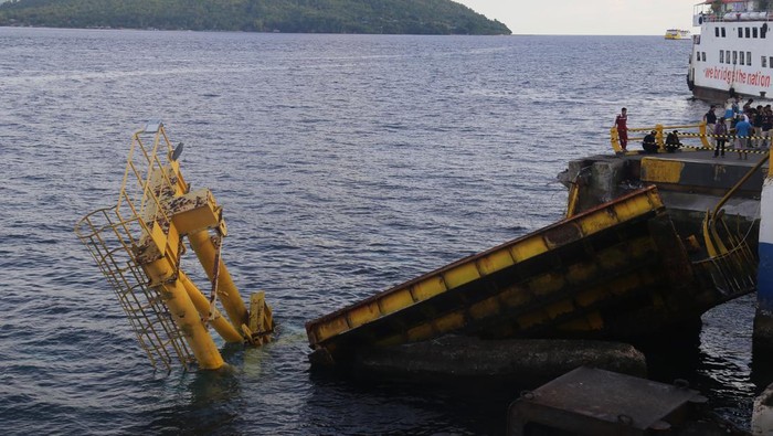 Jembatan Pelabuhan di Ternate Ambruk, Truk Logistik Menumpuk Sejumlah truk yang akan menyeberang ke Sofifi antre di Pelabuhan Ferry Bastiong, Kota Ternate, Maluku Utara, Rabu (10/5/2023). Ambruknya jembatan penghubung kendaraan di pelabuhan tersebut akibat ditabrak KMP Mutiara Pertiwi 1 menyebabkan terhambatnya distribusi logistik antarpulau. ANTARA FOTO/Andri Saputra/aww.