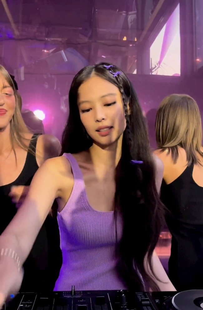 Tak sedikit penggemar yang terkejut setelah mengetahui Jennie BLACKPINK memutar lagu kolaborasinya bersama The Weeknd di acara tersebut. Serial The Idol yang dibintangi keduanya akan segera tayang di HBO pada Juni mendatang. Foto: Instagram