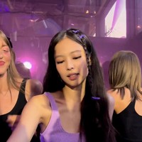 Tak sedikit penggemar yang terkejut setelah mengetahui Jennie BLACKPINK memutar lagu kolaborasinya bersama The Weeknd di acara tersebut. Serial The Idol yang dibintangi keduanya akan segera tayang di HBO pada Juni mendatang. Foto: Instagram
