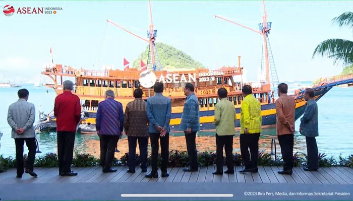 Jokowi dan pimpinan negara ASEAN kompak pakai batik di KTT ASEAN Labuan Bajo