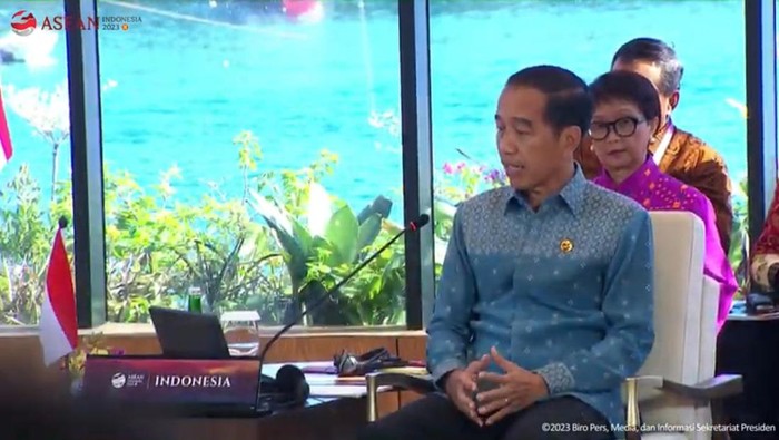 Jokowi membuka pertemuan pertama di hari kedua KTT ke-42 ASEAN.