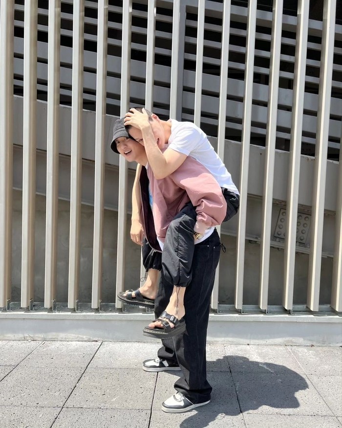 Kai berangkat wamil diantar member EXO.