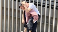 Dalam beberapa foto tampak Kai nyaman digendong Chanyeol di punggung. (Foto: dok. Instagram @real__pcy) 