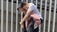 Tak hanya kepala gundul Kai yang jadi perhatian, tapi juga sandal yang dia gunakan saat dilepas para member EXO. (Foto: dok. Instagram @real__pcy) 