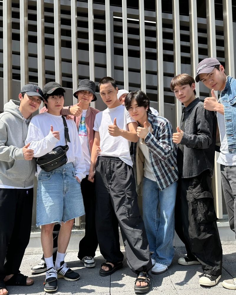 Kai berangkat wamil diantar member EXO.