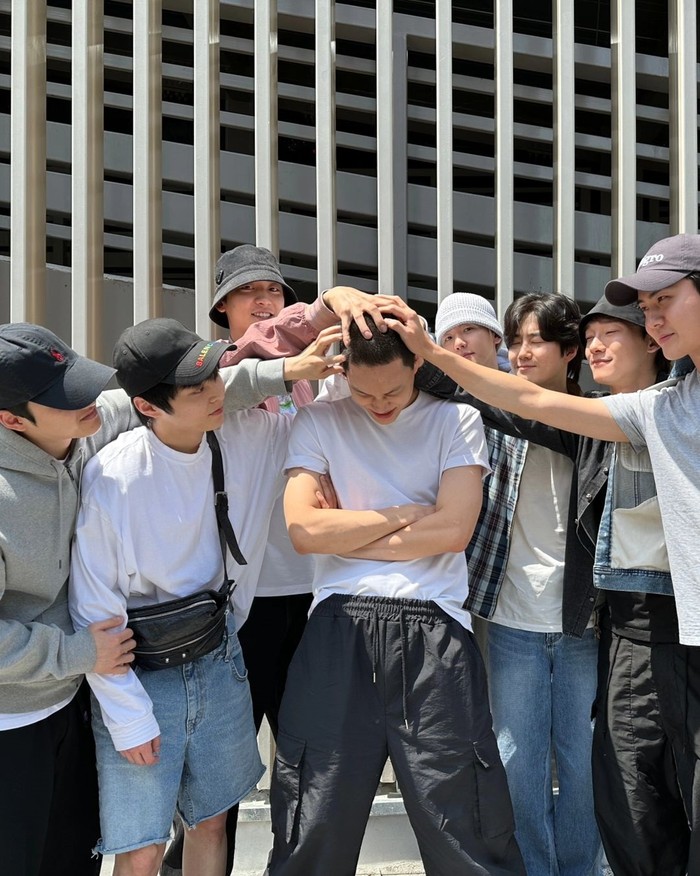 Kai berangkat wamil diantar member EXO.