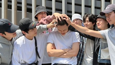 Kai Berangkat Wamil Diantar EXO dengan Penuh Sayang