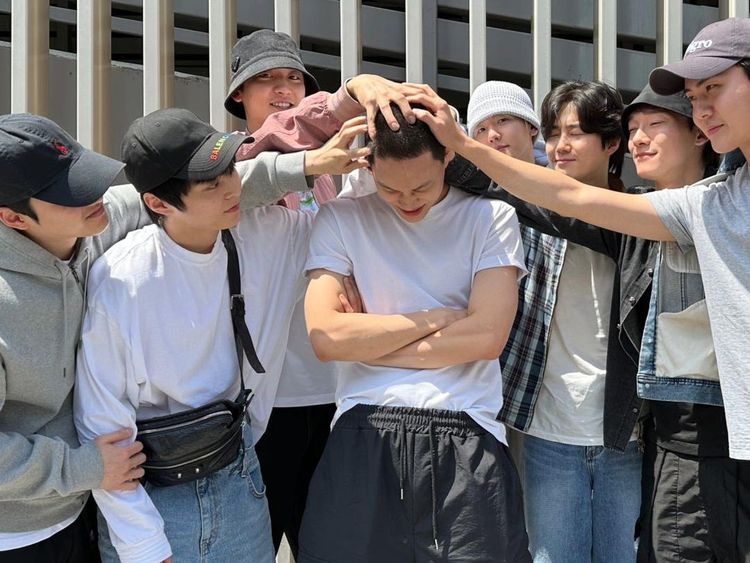 Kai Berangkat Wamil Diantar EXO dengan Penuh Sayang