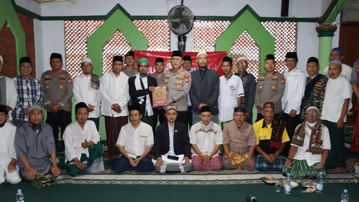 Kapolres Metro Depok Kombes Ahmad Fuady menggelar Subuh Keliling