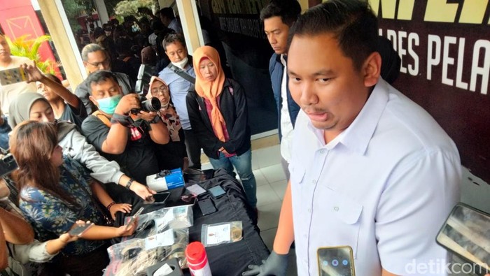Kasatreskrim Polres Pelabuhan Tanjung Perak Surabaya AKP Arief Ryzki Wicaksana saat menyampaikan kronologi pembunuhan di Kedung Cowek.