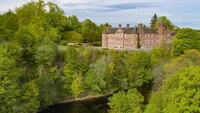 Kastil ini memiliki tanah seluas 70 hektar dan berdiri di atas River South Esk, menjadikannya tempat yang sempurna untuk memancing ikan salmon dan trout laut. Foto: Dok. Savills Real Estate