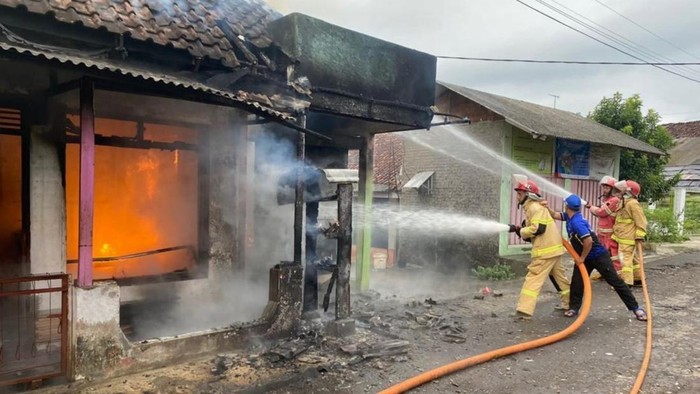 Kebakaran rumah pedagang bensin eceran di Ciamis, Kamis (11/5/2023).