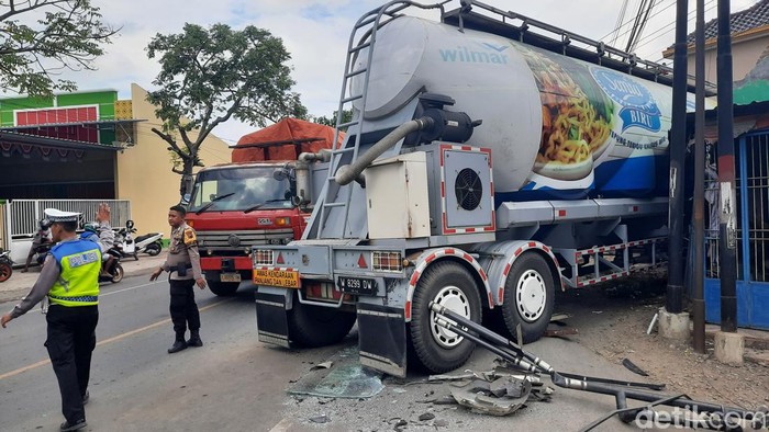 Kejadian laka truk menabrak bangunan bengkel di Pantura Pati tepatnya Desa Bumirejo Juwana, Kamis (11/5/2023).