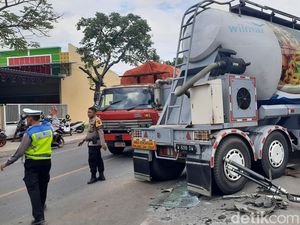 Truk Seruduk Bengkel Diesel di Pantura Pati, Lalin Macet 1 Km