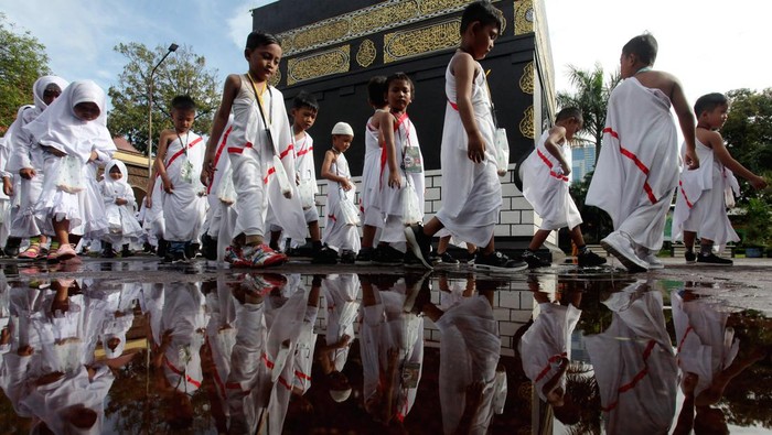 Sejumlah pelajar TK Bina Anaprasa melakukan tawaf saat belajar manasik haji di Surabaya, Jawa Timur, Kamis (11/5/2023). Kegiatan tersebut untuk mengenalkan tata cara melaksanakan haji sejak usia dini kepada anak-anak. ANTARA FOTO/Didik Suhartono/YU